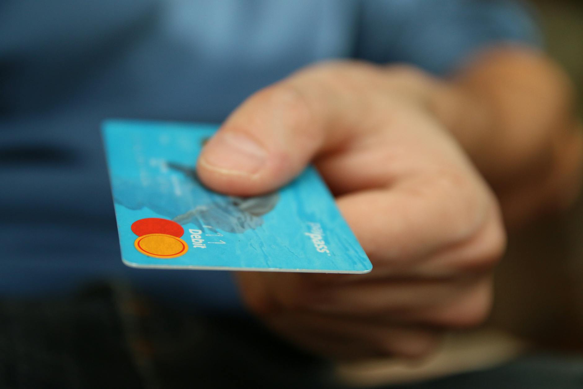 Distribuția comunicatelor de presă: online versus offline